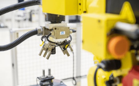 ③ ロボット館見学 産業用ロボット・FA機器など実際に見学することができます。