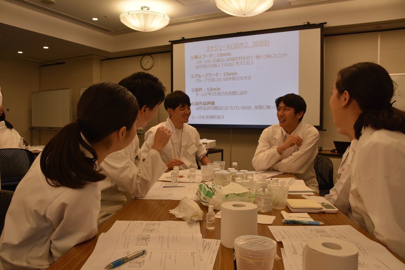 <b>第3部<br>社員との座談会</b>